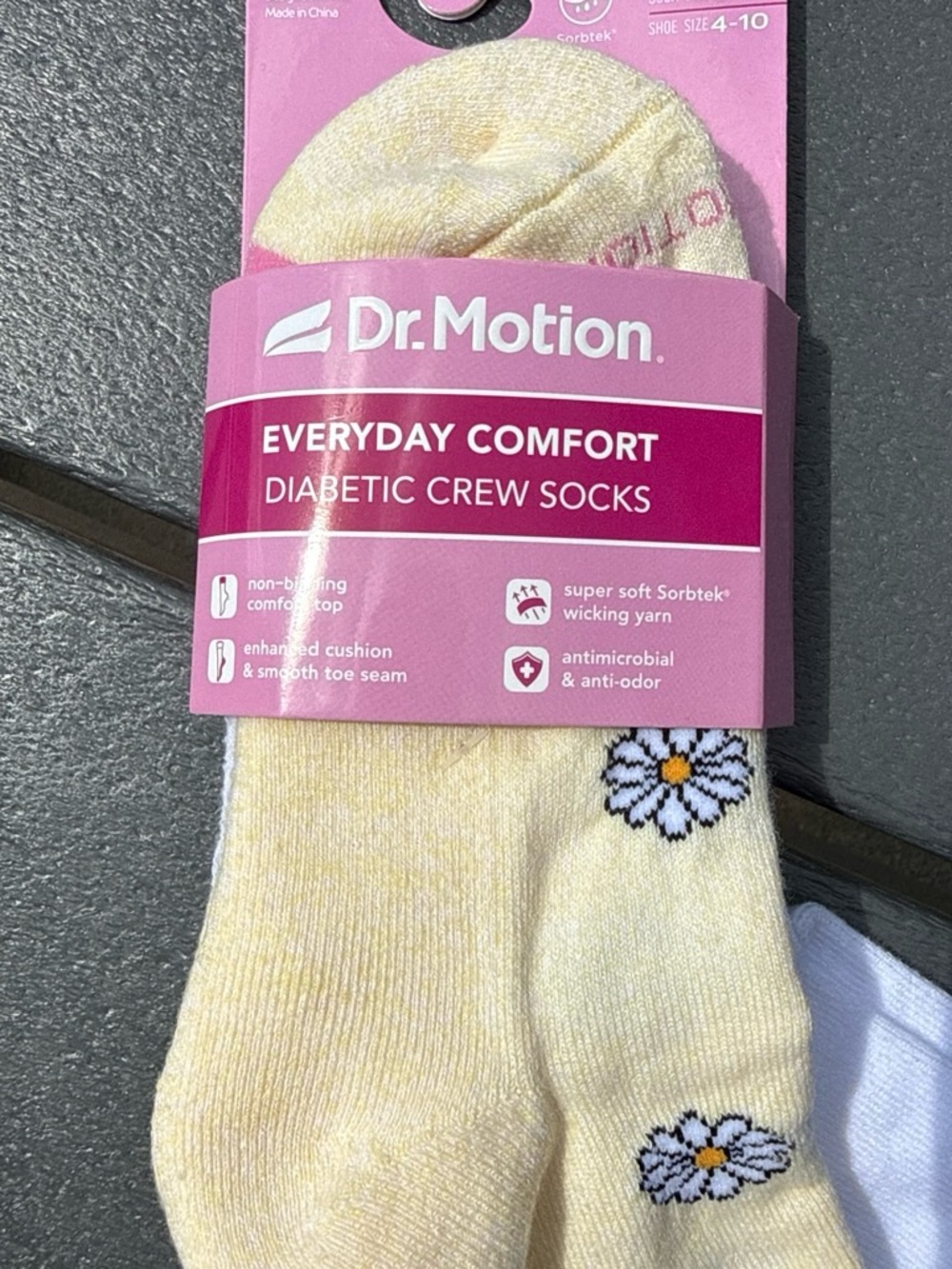 Dr. motion Everyday Comfort Diabetic Crew Socks Pale Yellow with Daisies & white